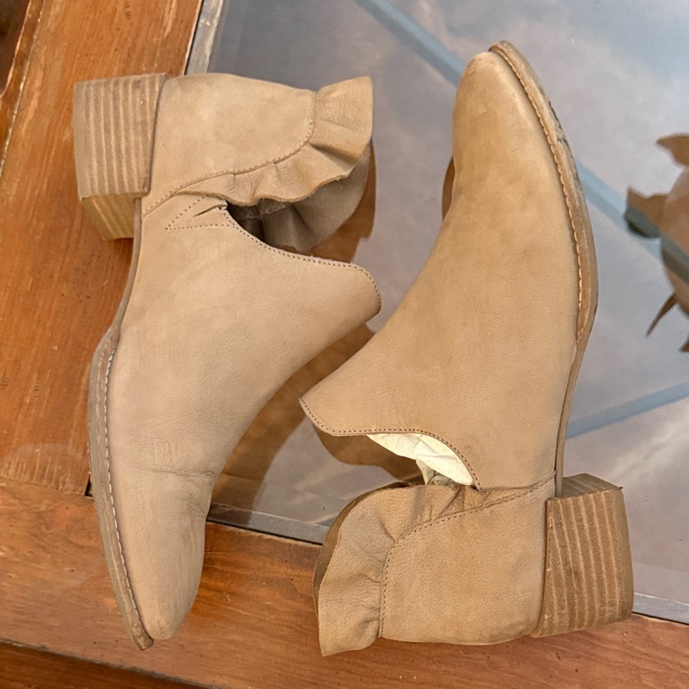 Seychelles Ruffle Tan Ankle Booties - Picture 6 of 9